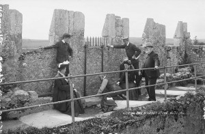 800px-Kissing_the_Blarney_Stone_1897